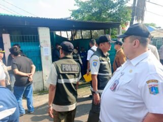Foto: Petugas gabungan dari Pemerintah Kota Jakarta Pusat bersama PAM Jaya melakukan penertiban rumah dinas di Jalan Penjernihan II, Bendungan Hilir, Tanah Abang, Jakarta Pusat, Rabu (6/5/2026). 