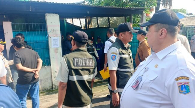 Foto: Petugas gabungan dari Pemerintah Kota Jakarta Pusat bersama PAM Jaya melakukan penertiban rumah dinas di Jalan Penjernihan II, Bendungan Hilir, Tanah Abang, Jakarta Pusat, Rabu (6/5/2026). 