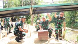 Foto: Tim Itjenad bersama Dandim 0806/Trenggalek meninjau langsung kondisi konstruksi Jembatan Garuda di Desa Prigi, Kecamatan Watulimo, Kabupaten Trenggalek, Kamis (7/5/2026).