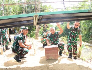 Foto: Tim Itjenad bersama Dandim 0806/Trenggalek meninjau langsung kondisi konstruksi Jembatan Garuda di Desa Prigi, Kecamatan Watulimo, Kabupaten Trenggalek, Kamis (7/5/2026).