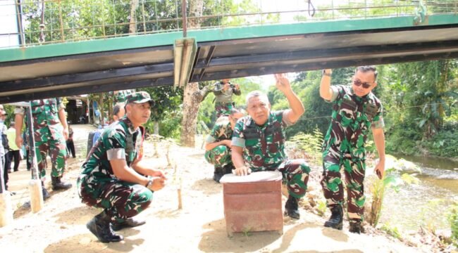 Foto: Tim Itjenad bersama Dandim 0806/Trenggalek meninjau langsung kondisi konstruksi Jembatan Garuda di Desa Prigi, Kecamatan Watulimo, Kabupaten Trenggalek, Kamis (7/5/2026).