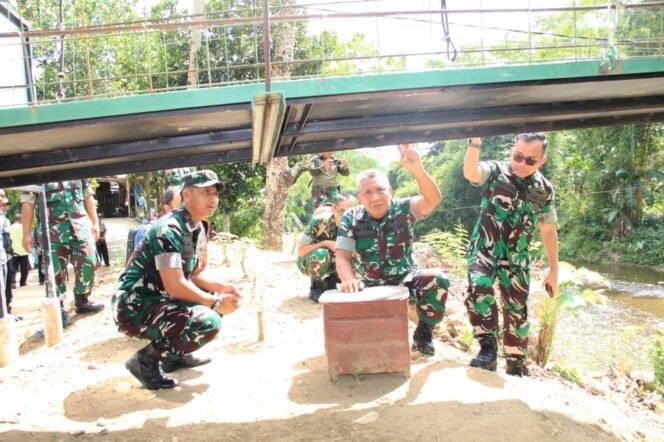 
					Foto: Tim Itjenad bersama Dandim 0806/Trenggalek meninjau langsung kondisi konstruksi Jembatan Garuda di Desa Prigi, Kecamatan Watulimo, Kabupaten Trenggalek, Kamis (7/5/2026).