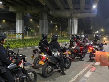 Foto : Aparat gabungan dari Batalyon B Pelopor Satbrimob Polda Metro Jaya bersama Tim Perintis Presisi Polres Metro Jakarta Timur (9/5/2026).