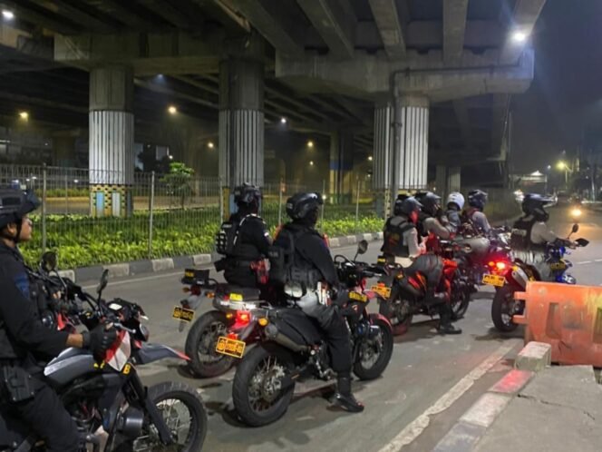
					Foto : Aparat gabungan dari Batalyon B Pelopor Satbrimob Polda Metro Jaya bersama Tim Perintis Presisi Polres Metro Jakarta Timur (9/5/2026).