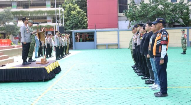 Foto: Kapolres Metro Jakarta Barat Kombes Pol. Twedi Aditya Bennyahdi, S.Sos., S.I.K., M.H. didampingi Dandim 0503 Jakarta Barat Letkol Inf. Saputra Hakki, S.H., M.P.M.,