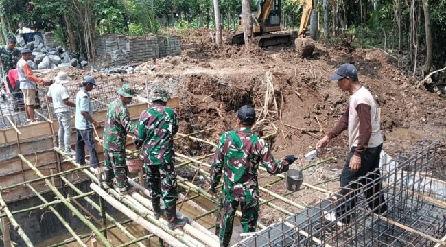 Foto: Koramil Kalidawir dan Warga Kompak Tuntaskan Pembangunan Jembatan Desa Joho