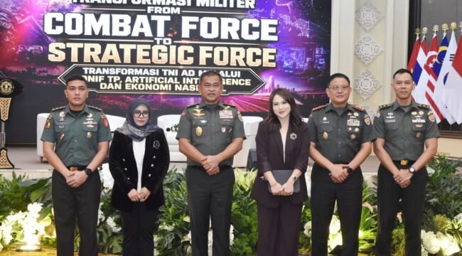 Foto: Kepala Staf Angkatan Darat Maruli Simanjuntak bersama Komandan Seskoad Agustinus Purboyo serta diikuti para pejabat utama TNI AD,