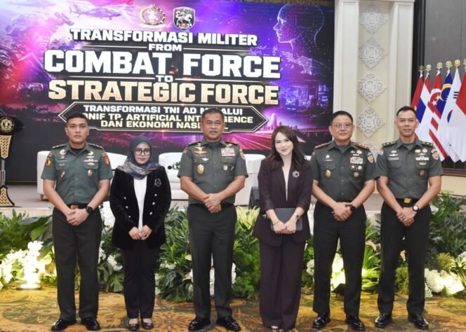 
					Foto: Kepala Staf Angkatan Darat Maruli Simanjuntak bersama Komandan Seskoad Agustinus Purboyo serta diikuti para pejabat utama TNI AD,