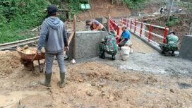 Foto: Semangat Kebersamaan Warnai Pembangunan Jembatan Garuda Tulungagung