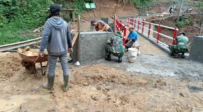 Foto: Semangat Kebersamaan Warnai Pembangunan Jembatan Garuda Tulungagung