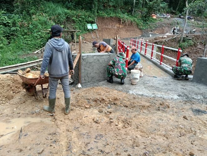 
					Foto: Semangat Kebersamaan Warnai Pembangunan Jembatan Garuda Tulungagung