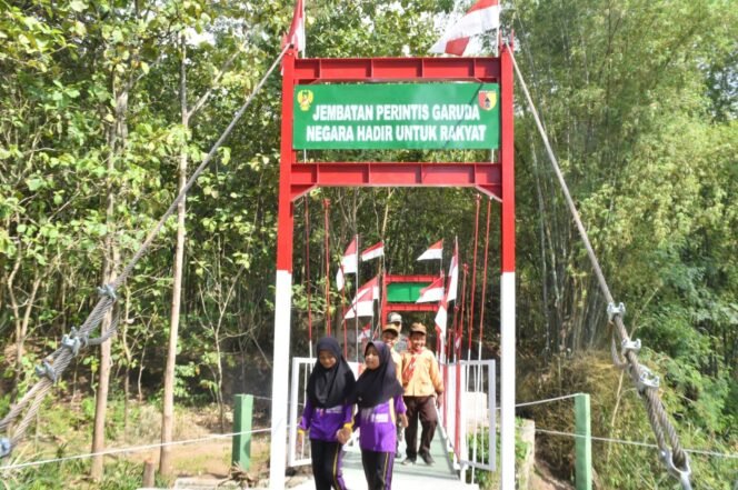
					Foto: Tiga Jembatan Garuda Rampung, Warga Ponorogo Tak Lagi Seberangi Sungai