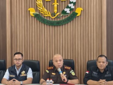 Foto: Kejaksaan Negeri Kotabaru kembali menunjukkan komitmennya dalam pemberantasan tindak pidana korupsi dengan berhasil mengembalikan kerugian keuangan negara sebesar Rp6.513.082.500 dari perkara korupsi atas nama terpidana Selvie Metty.
