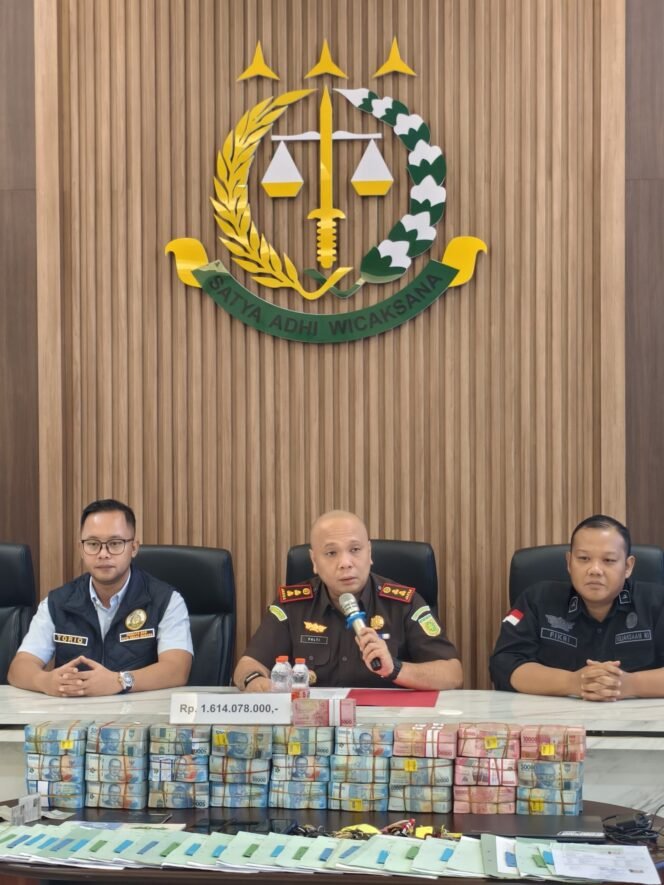 
					Foto: Kejaksaan Negeri Kotabaru kembali menunjukkan komitmennya dalam pemberantasan tindak pidana korupsi dengan berhasil mengembalikan kerugian keuangan negara sebesar Rp6.513.082.500 dari perkara korupsi atas nama terpidana Selvie Metty.
