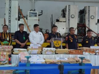 Foto : Aparat gabungan Bea Cukai bersama BAIS TNI berhasil membongkar jaringan produksi pita cukai ilegal di Jawa Tengah melalui operasi besar yang digelar di Kabupaten Jepara dan Kota Semarang, Selasa (19/5/2026).