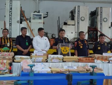 Foto : Aparat gabungan Bea Cukai bersama BAIS TNI berhasil membongkar jaringan produksi pita cukai ilegal di Jawa Tengah melalui operasi besar yang digelar di Kabupaten Jepara dan Kota Semarang, Selasa (19/5/2026).