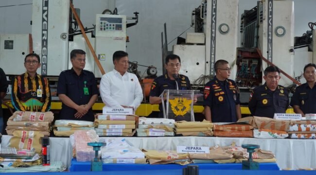Foto : Aparat gabungan Bea Cukai bersama BAIS TNI berhasil membongkar jaringan produksi pita cukai ilegal di Jawa Tengah melalui operasi besar yang digelar di Kabupaten Jepara dan Kota Semarang, Selasa (19/5/2026).