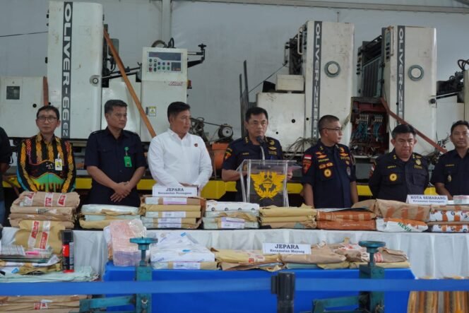 
					Foto : Aparat gabungan Bea Cukai bersama BAIS TNI berhasil membongkar jaringan produksi pita cukai ilegal di Jawa Tengah melalui operasi besar yang digelar di Kabupaten Jepara dan Kota Semarang, Selasa (19/5/2026).