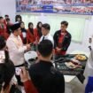 Foto: Wali Kota Jakarta Pusat, Arifin (kiri), berdialog dengan siswa saat meninjau hasil pembelajaran dan keterampilan peserta didik di Sekolah YP IPPI, Petojo Utara, Gambir, Jakarta Pusat.