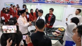 Foto: Wali Kota Jakarta Pusat, Arifin (kiri), berdialog dengan siswa saat meninjau hasil pembelajaran dan keterampilan peserta didik di Sekolah YP IPPI, Petojo Utara, Gambir, Jakarta Pusat.