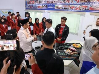 Foto: Wali Kota Jakarta Pusat, Arifin (kiri), berdialog dengan siswa saat meninjau hasil pembelajaran dan keterampilan peserta didik di Sekolah YP IPPI, Petojo Utara, Gambir, Jakarta Pusat.