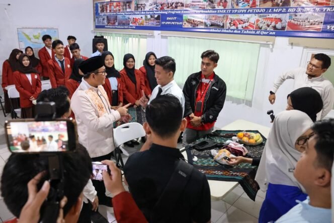 
					Foto: Wali Kota Jakarta Pusat, Arifin (kiri), berdialog dengan siswa saat meninjau hasil pembelajaran dan keterampilan peserta didik di Sekolah YP IPPI, Petojo Utara, Gambir, Jakarta Pusat.