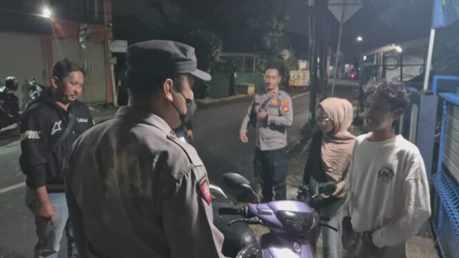 
					Foto : Polsek Kramatjati menggelar Operasi Kepolisian yang Ditingkatkan (KRYD) melalui patroli cipta kondisi secara stasioner di wilayah hukum Kramatjati, Jakarta Timur, Senin (25/5/2026) dini hari.
