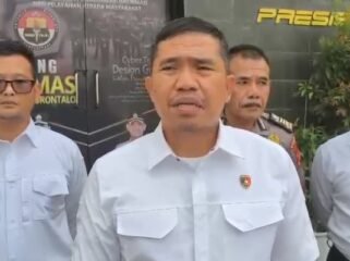 Foto : Aparat kepolisian berhasil mengamankan 259 karung batu hitam yang diduga berasal dari tambang ilegal di Desa Tilangobula, Kecamatan Suwawa Timur, Jumat (22/5/2026).
