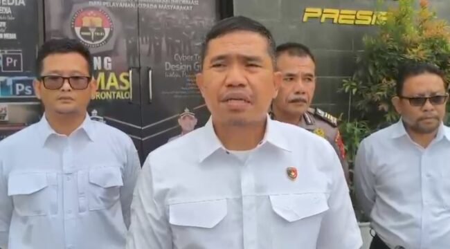Foto : Aparat kepolisian berhasil mengamankan 259 karung batu hitam yang diduga berasal dari tambang ilegal di Desa Tilangobula, Kecamatan Suwawa Timur, Jumat (22/5/2026).
