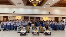 Foto: Wali Kota Jakarta Pusat, Arifin bersama jajaran pemerintah dan pelajar berfoto usai kegiatan sosialisasi wawasan kebangsaan dan pencegahan paham radikalisme serta terorisme di lingkungan sekolah