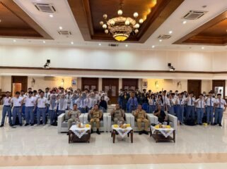 Foto: Wali Kota Jakarta Pusat, Arifin bersama jajaran pemerintah dan pelajar berfoto usai kegiatan sosialisasi wawasan kebangsaan dan pencegahan paham radikalisme serta terorisme di lingkungan sekolah