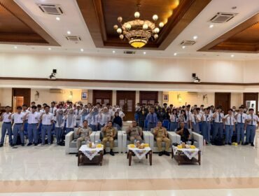 Foto: Wali Kota Jakarta Pusat, Arifin bersama jajaran pemerintah dan pelajar berfoto usai kegiatan sosialisasi wawasan kebangsaan dan pencegahan paham radikalisme serta terorisme di lingkungan sekolah