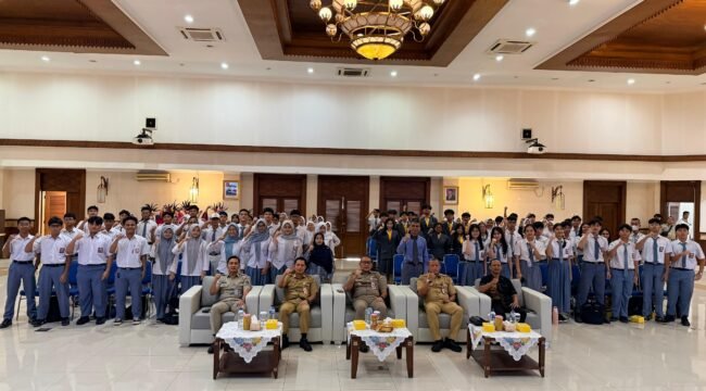 Foto: Wali Kota Jakarta Pusat, Arifin bersama jajaran pemerintah dan pelajar berfoto usai kegiatan sosialisasi wawasan kebangsaan dan pencegahan paham radikalisme serta terorisme di lingkungan sekolah