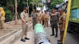 Foto: Wali Kota Jakarta Pusat, Arifin, memantau langsung proses penataan lanjutan kawasan Jalan Kebon Kacang 30, Tanah Abang, Selasa (26/5/2026).