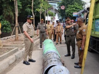 Foto: Wali Kota Jakarta Pusat, Arifin, memantau langsung proses penataan lanjutan kawasan Jalan Kebon Kacang 30, Tanah Abang, Selasa (26/5/2026).