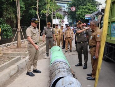 Foto: Wali Kota Jakarta Pusat, Arifin, memantau langsung proses penataan lanjutan kawasan Jalan Kebon Kacang 30, Tanah Abang, Selasa (26/5/2026).