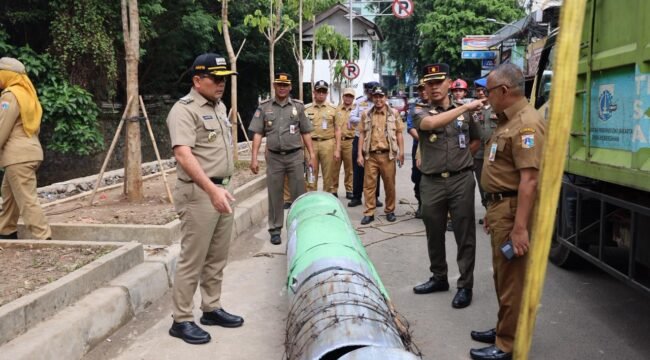 Foto: Wali Kota Jakarta Pusat, Arifin, memantau langsung proses penataan lanjutan kawasan Jalan Kebon Kacang 30, Tanah Abang, Selasa (26/5/2026).