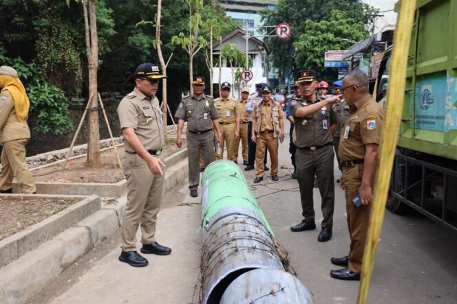 
					Foto: Wali Kota Jakarta Pusat, Arifin, memantau langsung proses penataan lanjutan kawasan Jalan Kebon Kacang 30, Tanah Abang, Selasa (26/5/2026).
