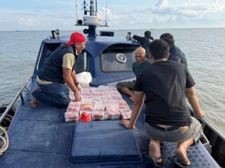 Foto : Tim gabungan Bea Cukai bersama Polda Sumatera Utara kembali menggagalkan penyelundupan narkotika jaringan internasional. Sebanyak 30 kilogram sabu asal Malaysia berhasil diamankan dari sebuah sampan di perairan Tanjung Api, Kabupaten Asahan, Sumatera Utara,