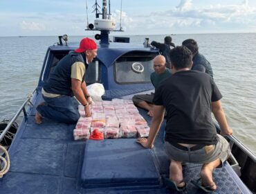 Foto : Tim gabungan Bea Cukai bersama Polda Sumatera Utara kembali menggagalkan penyelundupan narkotika jaringan internasional. Sebanyak 30 kilogram sabu asal Malaysia berhasil diamankan dari sebuah sampan di perairan Tanjung Api, Kabupaten Asahan, Sumatera Utara,
