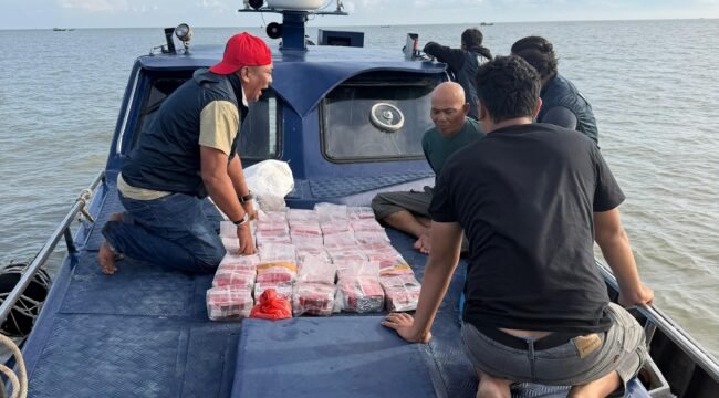 Foto : Tim gabungan Bea Cukai bersama Polda Sumatera Utara kembali menggagalkan penyelundupan narkotika jaringan internasional. Sebanyak 30 kilogram sabu asal Malaysia berhasil diamankan dari sebuah sampan di perairan Tanjung Api, Kabupaten Asahan, Sumatera Utara,