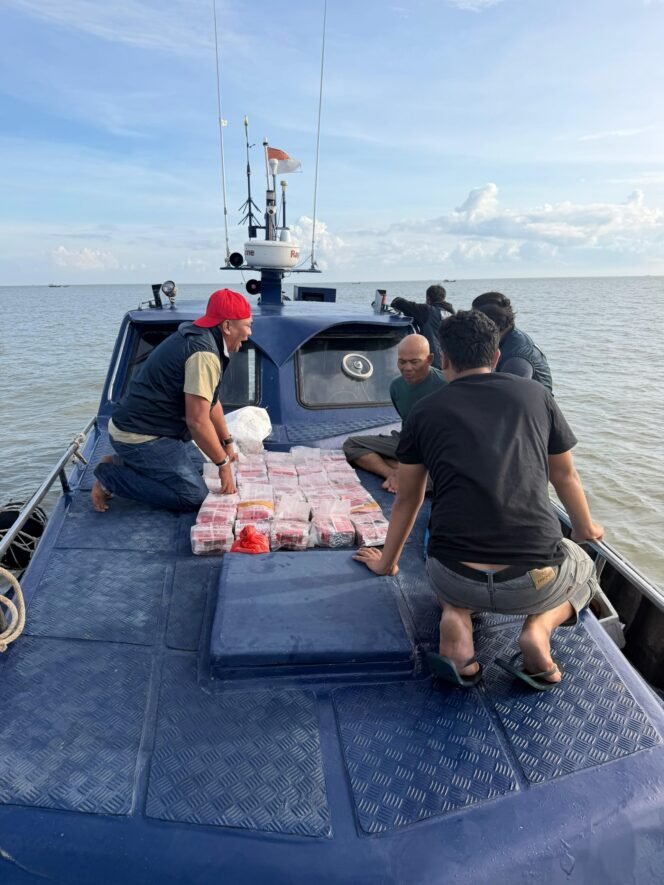 
					Foto : Tim gabungan Bea Cukai bersama Polda Sumatera Utara kembali menggagalkan penyelundupan narkotika jaringan internasional. Sebanyak 30 kilogram sabu asal Malaysia berhasil diamankan dari sebuah sampan di perairan Tanjung Api, Kabupaten Asahan, Sumatera Utara,