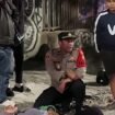 Foto: Polda Metro Jaya dan Tim Perintis Presisi Polres Metro Jakarta Timur mengevakuasi seorang pengemudi ojek online yang ditemukan tergeletak di pinggir Jalan Jenderal Basuki Rachmat, Cipinang Muara, Jatinegara, Jakarta Timur, Jumat (29/5/2026) dini hari.
