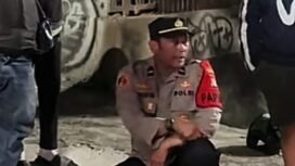 Foto: Polda Metro Jaya dan Tim Perintis Presisi Polres Metro Jakarta Timur mengevakuasi seorang pengemudi ojek online yang ditemukan tergeletak di pinggir Jalan Jenderal Basuki Rachmat, Cipinang Muara, Jatinegara, Jakarta Timur, Jumat (29/5/2026) dini hari.
