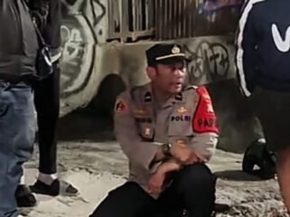 Foto: Polda Metro Jaya dan Tim Perintis Presisi Polres Metro Jakarta Timur mengevakuasi seorang pengemudi ojek online yang ditemukan tergeletak di pinggir Jalan Jenderal Basuki Rachmat, Cipinang Muara, Jatinegara, Jakarta Timur, Jumat (29/5/2026) dini hari.
