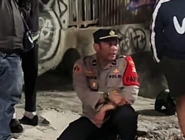 Foto: Polda Metro Jaya dan Tim Perintis Presisi Polres Metro Jakarta Timur mengevakuasi seorang pengemudi ojek online yang ditemukan tergeletak di pinggir Jalan Jenderal Basuki Rachmat, Cipinang Muara, Jatinegara, Jakarta Timur, Jumat (29/5/2026) dini hari.
