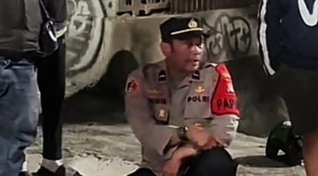 Foto: Polda Metro Jaya dan Tim Perintis Presisi Polres Metro Jakarta Timur mengevakuasi seorang pengemudi ojek online yang ditemukan tergeletak di pinggir Jalan Jenderal Basuki Rachmat, Cipinang Muara, Jatinegara, Jakarta Timur, Jumat (29/5/2026) dini hari.
