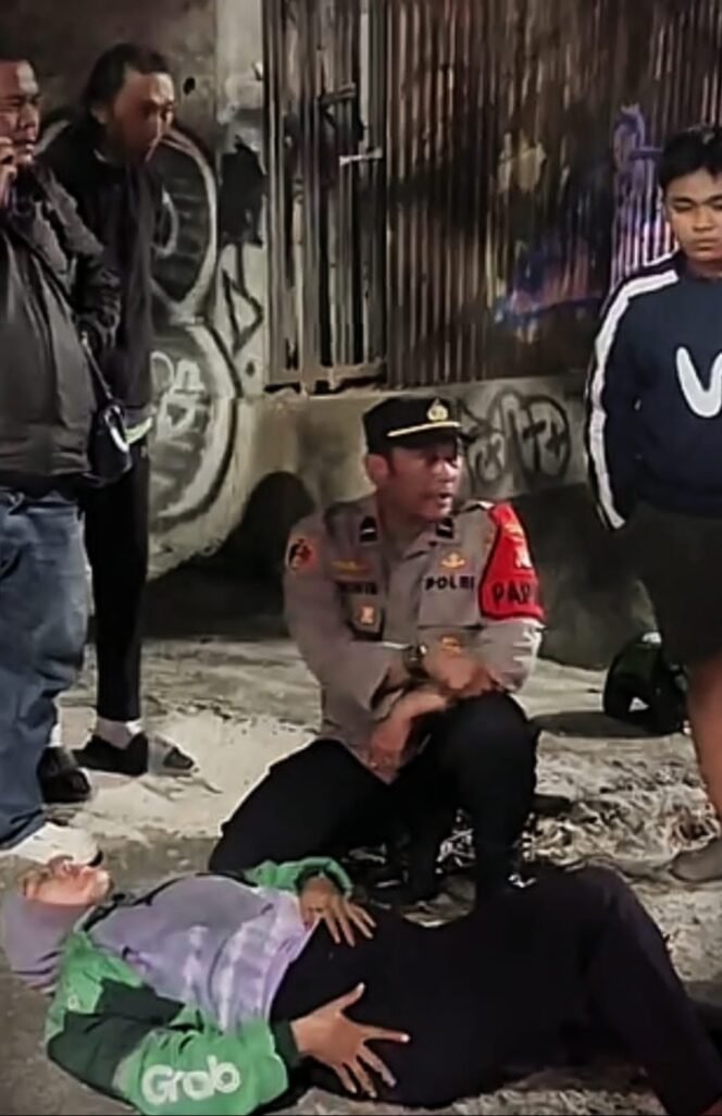 
					Foto: Polda Metro Jaya dan Tim Perintis Presisi Polres Metro Jakarta Timur mengevakuasi seorang pengemudi ojek online yang ditemukan tergeletak di pinggir Jalan Jenderal Basuki Rachmat, Cipinang Muara, Jatinegara, Jakarta Timur, Jumat (29/5/2026) dini hari.
