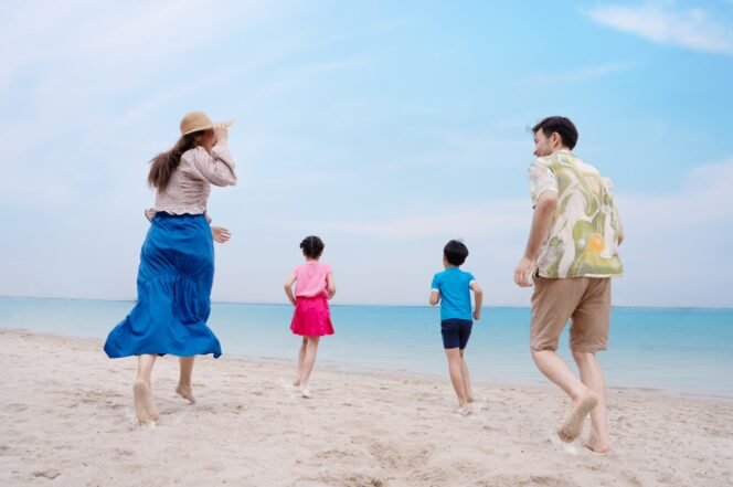 
					 Foto : PT Pembangunan Jaya Ancol Tbk menghadirkan program Gratis Masuk Ancol Sore Hari bagi masyarakat yang ingin menikmati suasana wisata pantai dan ruang terbuka publik di kawasan Ancol Taman Impian.
