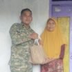 Foto: Seorang prajurit TNI AD, Sertu Nurdin, menyerahkan bantuan sembako kepada warga lanjut usia di Desa Dagangan, Kecamatan Dagangan, Kabupaten Madiun, Minggu (31/5/2026)